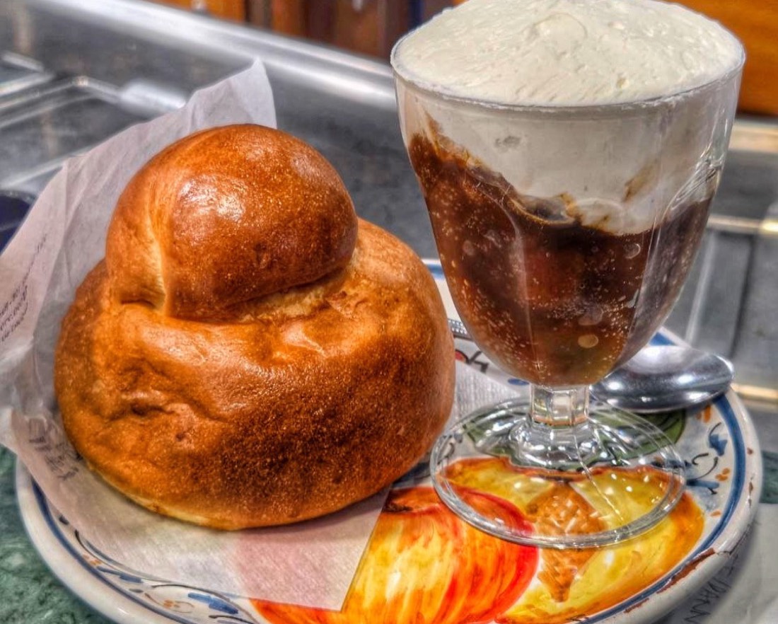 Granita al cioccolato con panna e brioche col tuppo