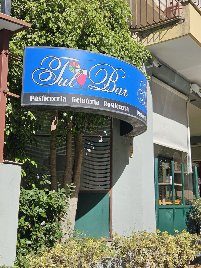 L'insegna e l'ingresso del Tul Bar
