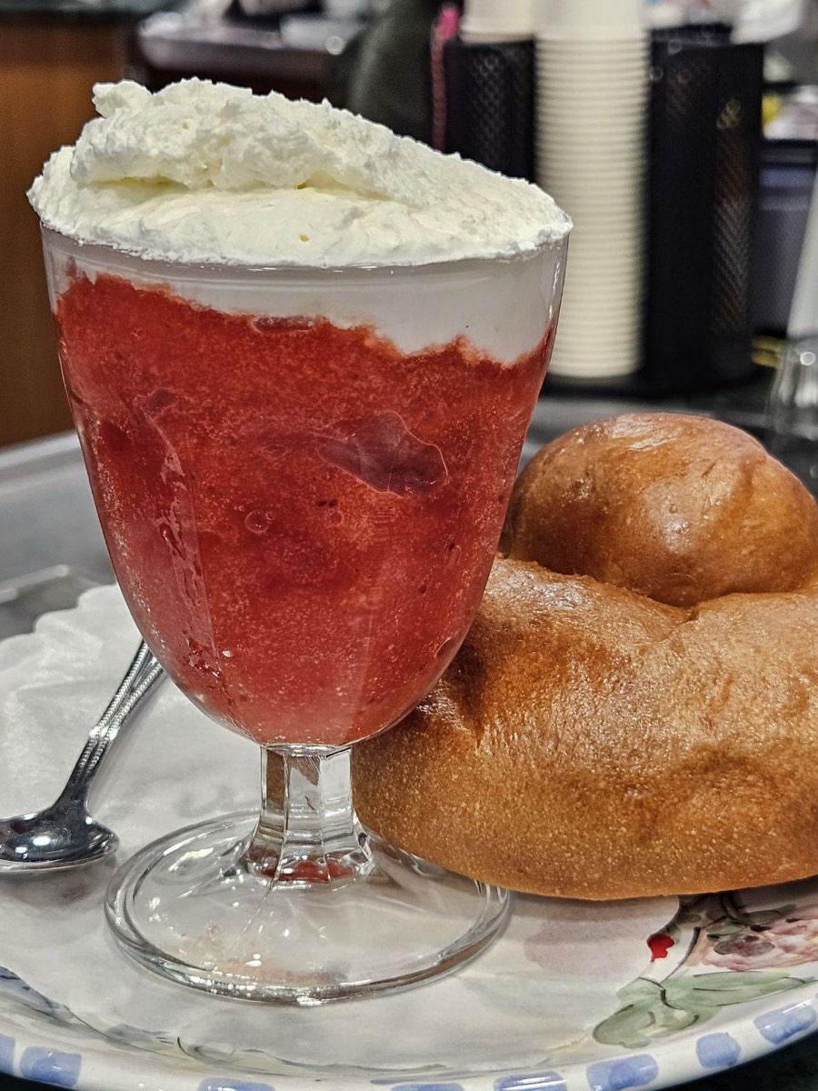 Granita alla fragola con panna e brioche del Tul Bar