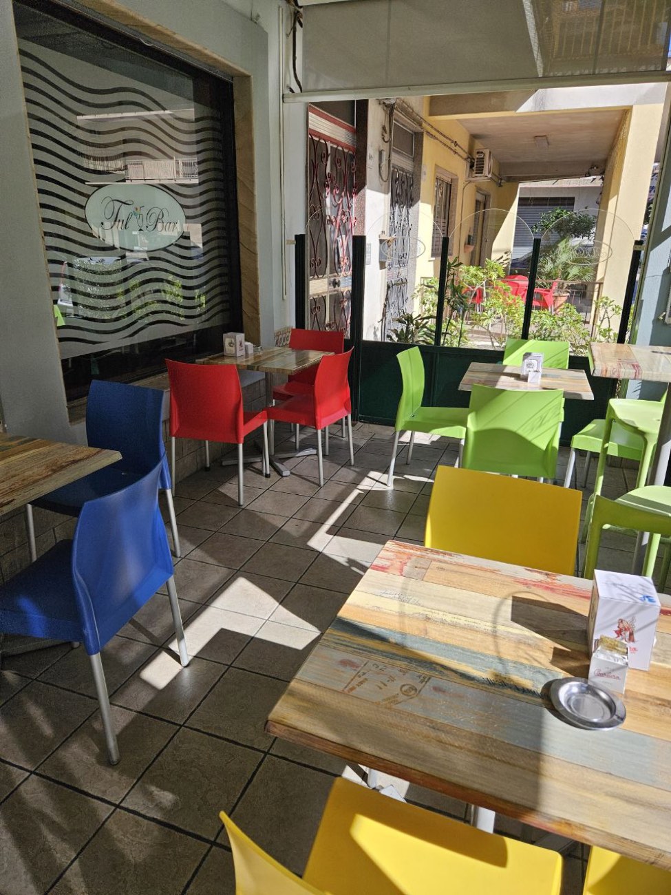 I tavolini colorati del Tul Bar